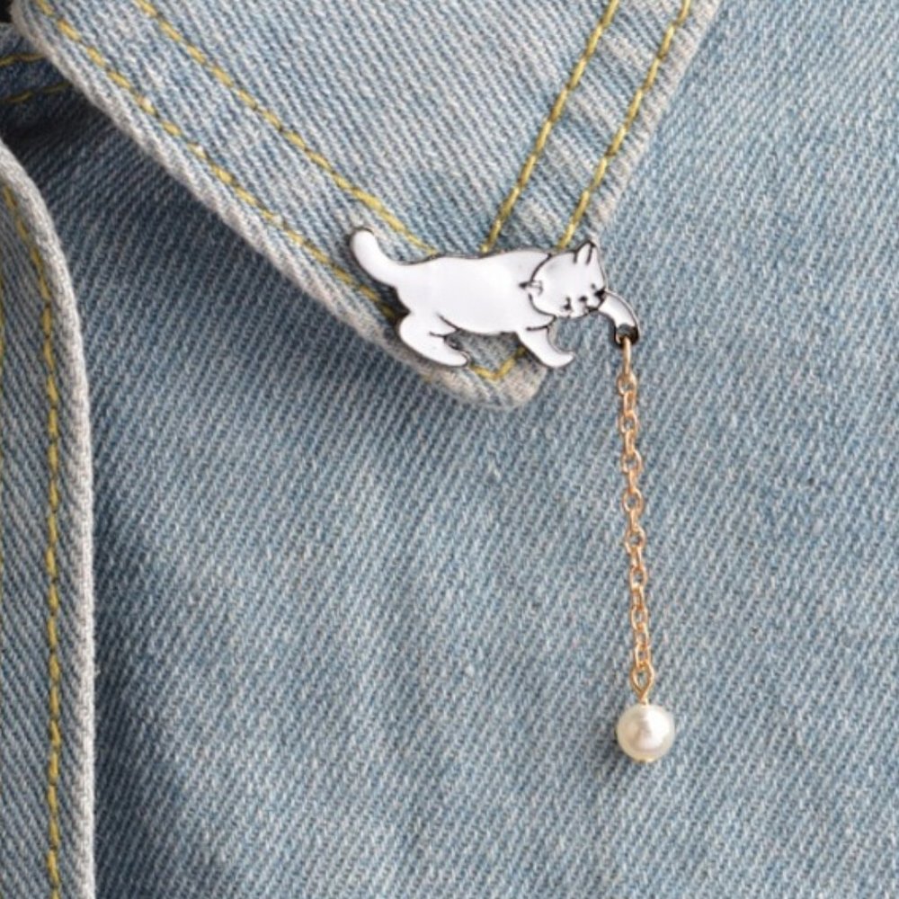 Cute cat pearl enamel pin/brooch